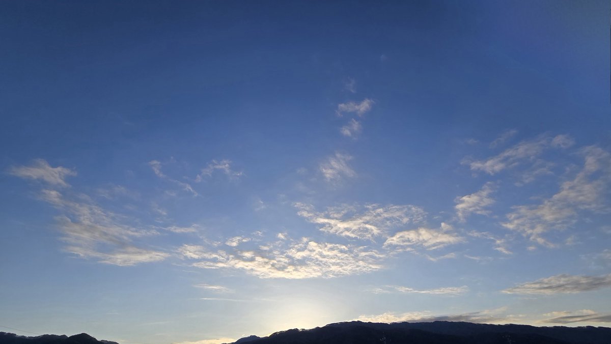 new_moon555's tweet image. おは🙋
寒いね

曇が綺麗だよ
皆さんの所の空は？

#太陽と月
#日の出
#イマソラ
#イマツキ　6:33
#カコツキ　1:33　5時間前