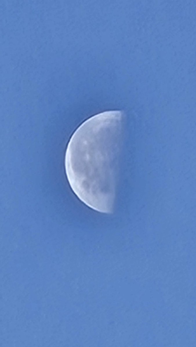 new_moon555's tweet image. おは🙋
寒いね

曇が綺麗だよ
皆さんの所の空は？

#太陽と月
#日の出
#イマソラ
#イマツキ　6:33
#カコツキ　1:33　5時間前