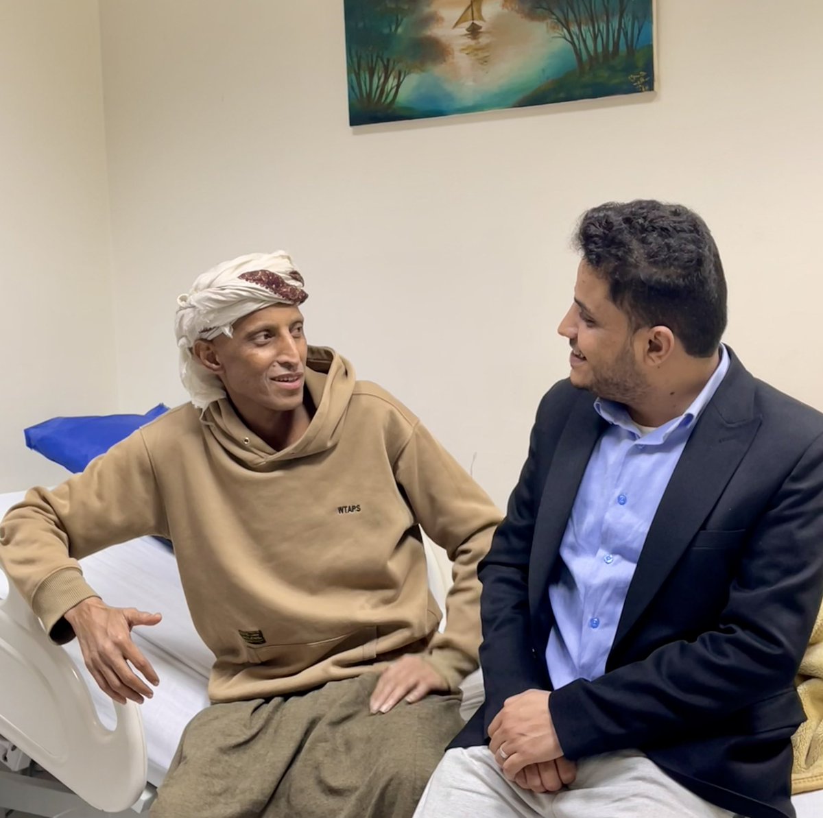 كان آخر لقاء جمعني بأخي عمار قبل أكثر من عشرة أعوام، منذ غادرت مدينتي، ولم أكن أتخيّل يوماً أن يكون اللقاء بعد هذه المدة الطويلة على بوابة مطار القاهرة، وأنا في انتظاره قادماً من اليمن، حاملاً في جسده مرض السرطان الذي باغت دمه وحوّله إلى خلايا قاتلة بنسبة متقدّمة جداً.
عندما