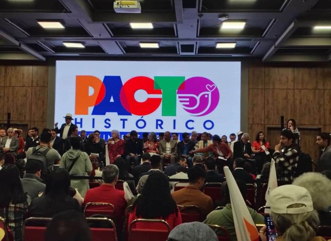 LaPaginaC's tweet photo. #LoUltimo 🔴📢 🗞️ | Desde Corferias, la comisión escrutadora del Pacto Histórico denuncia miles de irregularidades en distintas mesas del país. Mas de 400 mil votos desviados representarían más curules en Senado y Cámara para la colectividad. https://t.co/8BkaocB3W5