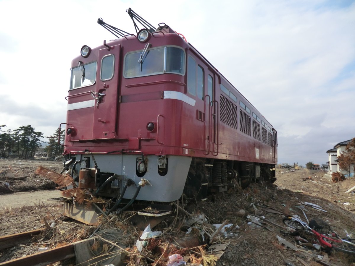 hotetunotatujin's tweet photo. 15年前の東日本大震災で電気機関車だけ重量があり流されなかった。貨物は皆流されてしまった。 https://t.co/AsJNDRl3JH