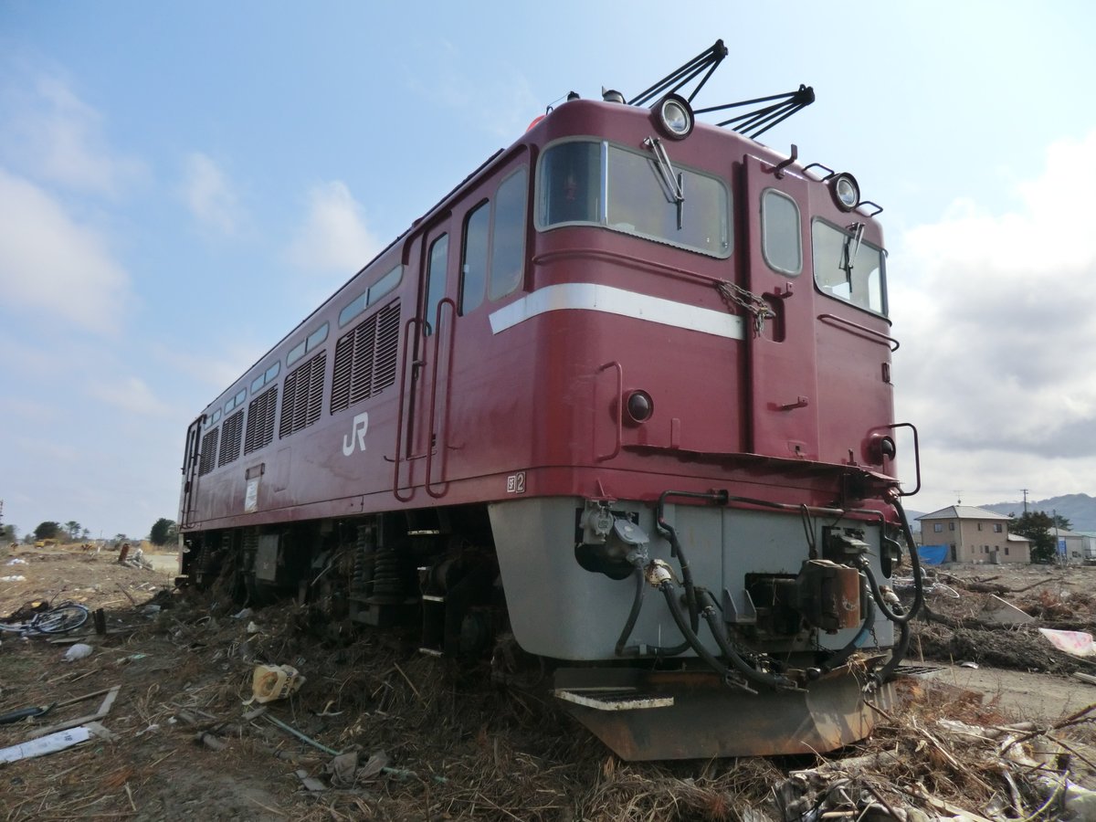 hotetunotatujin's tweet photo. 15年前の東日本大震災で電気機関車だけ重量があり流されなかった。貨物は皆流されてしまった。 https://t.co/AsJNDRl3JH