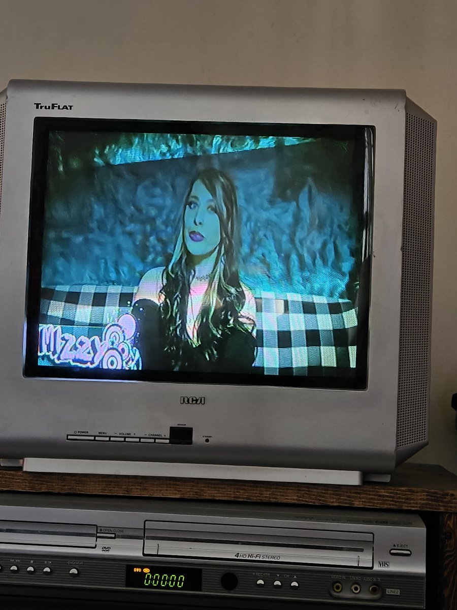 errol_baer's tweet photo. Famous House was meant to be viewed on a CRT. #fishtanklive #famoushouse #lifeismizzy https://t.co/fWSAdf6BC8