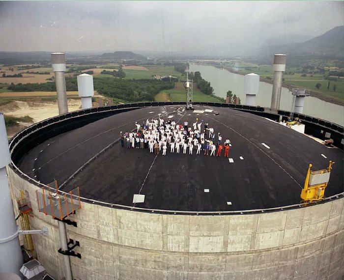 Photo de nos anciens sur le toit de superphénix, peu après la divergence.

A nous d'honorer leur mémoire.

Crédit : livre SPX de Joël Guidez.