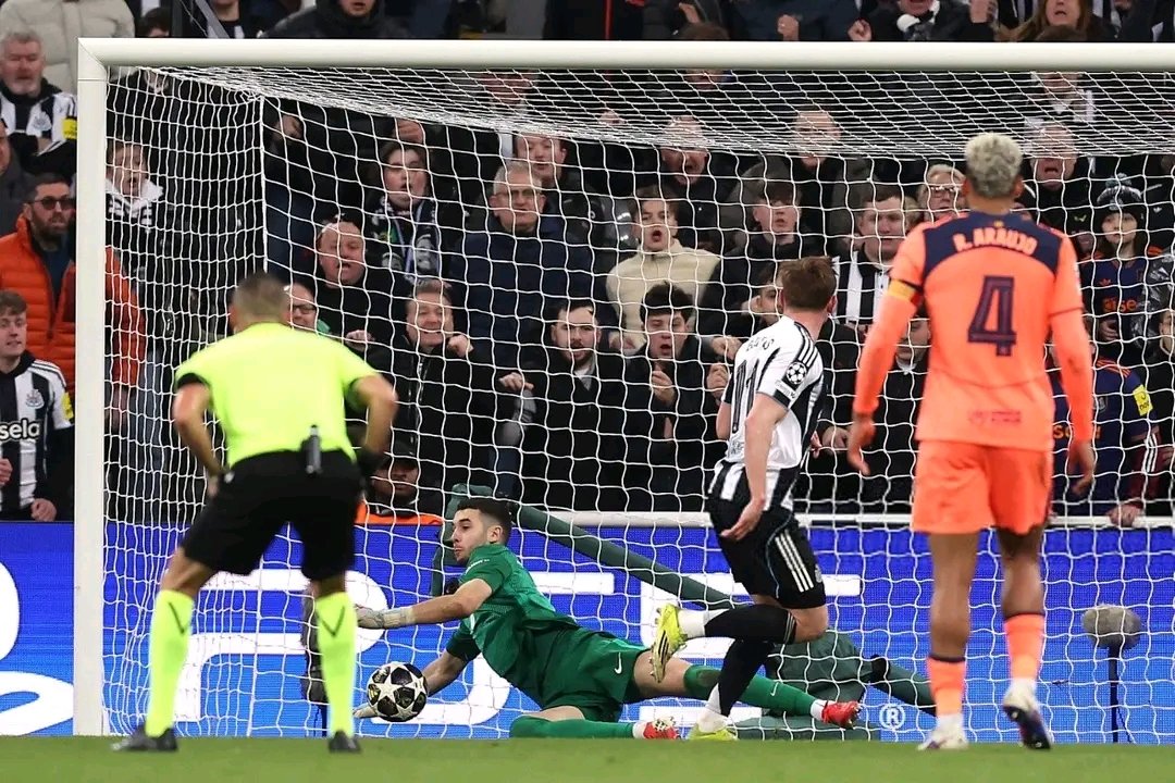 oltsport_'s tweet photo. Ronald Araújo tried to waste time and stayed off the pitch. Ronald Araújo walked back slowly. Ronald Araújo left his right side unattended.
Barnes, who was Araújo’s mark, scored the 1-0.
#NewcastleBarça || #NEWFCB https://t.co/2nOYLCKeDq