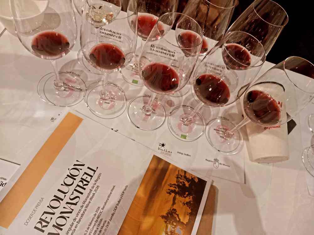 Copas y Corchos tweet media