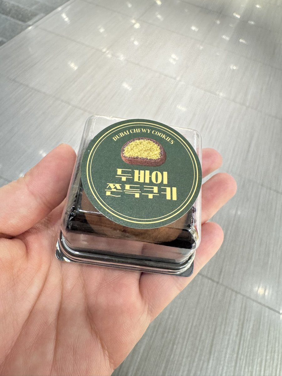 nacoland_f's tweet photo. おはようございます🐰
流行りのドバイチョコ餅。
美味し買ったけど、、立派なお値段🫠 https://t.co/hcLAr9hIPw