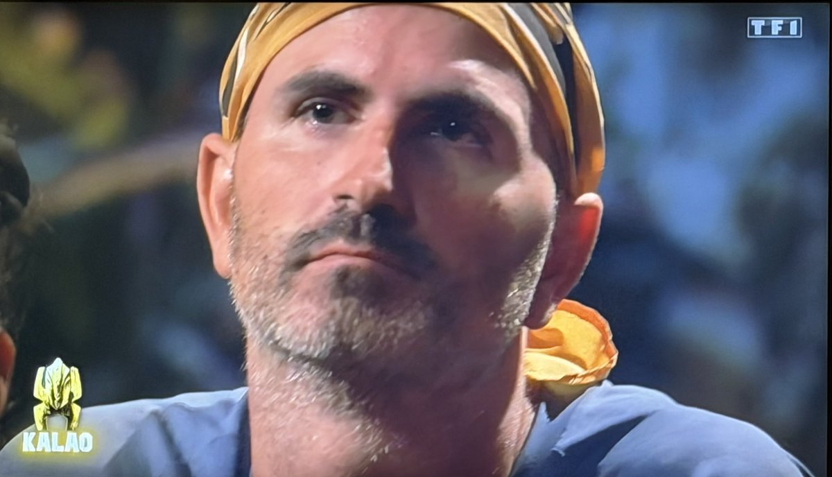 tweetercinq's tweet photo. Qu’est-ce qui est jaune et qui attend ? #KohLanta https://t.co/er8fFruXrT