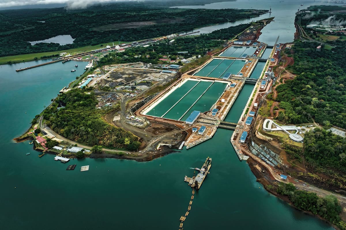 🇵🇦 | El Canal de Panamá gana protagonismo como ruta estratégica ante la crisis en el estrecho de Ormuz.

El Canal de Panamá se afianza como una ruta crucial para el comercio internacional frente a la creciente tensión en el estrecho de Ormuz. Esta vía ofrece a las navieras una