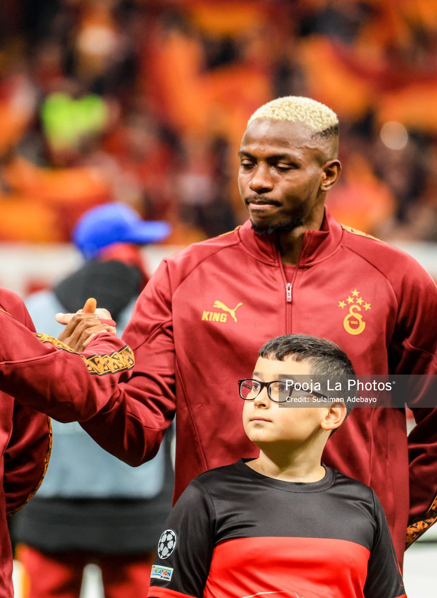 PoojaMedia's tweet photo. Victor Osimhen in tears as the Galatasaray fans displayed his late mother's tifo against Liverpool. 

#PoojaInTurkey 
#ChampionsLeague https://t.co/S3IKlcgiET