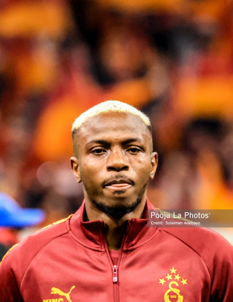 PoojaMedia's tweet photo. Victor Osimhen in tears as the Galatasaray fans displayed his late mother's tifo against Liverpool. 

#PoojaInTurkey 
#ChampionsLeague https://t.co/S3IKlcgiET