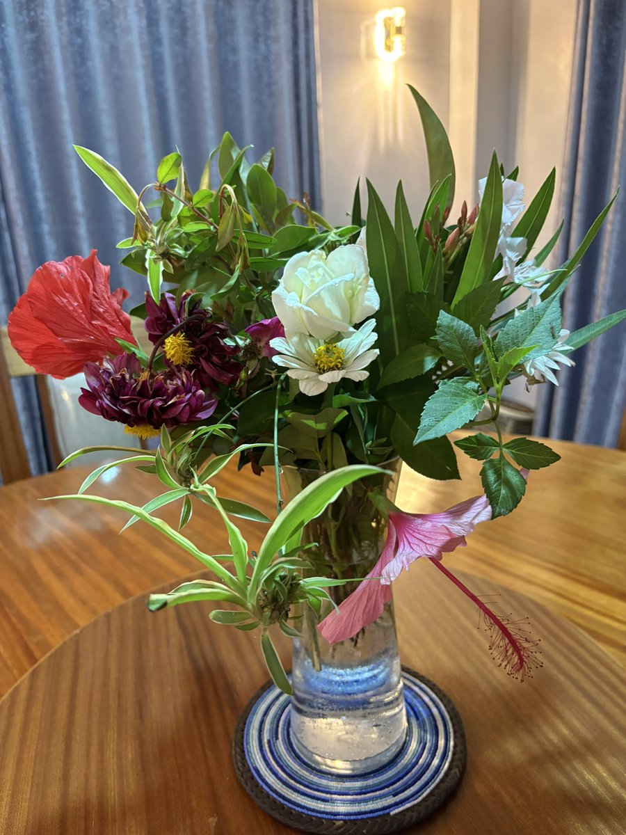 karambu's tweet photo. Ìì hiihi nìùkwenda mahùa? 😜

We still have flowers in 2026, from garden to vase! My dining table is ultra blessed!I hope you love the setting as much as I do. Hibiscus, roses, spider plant, dhalia, zinnia, ficus, pomegranate, ferns etc💐 https://t.co/2hyca8BSzJ
