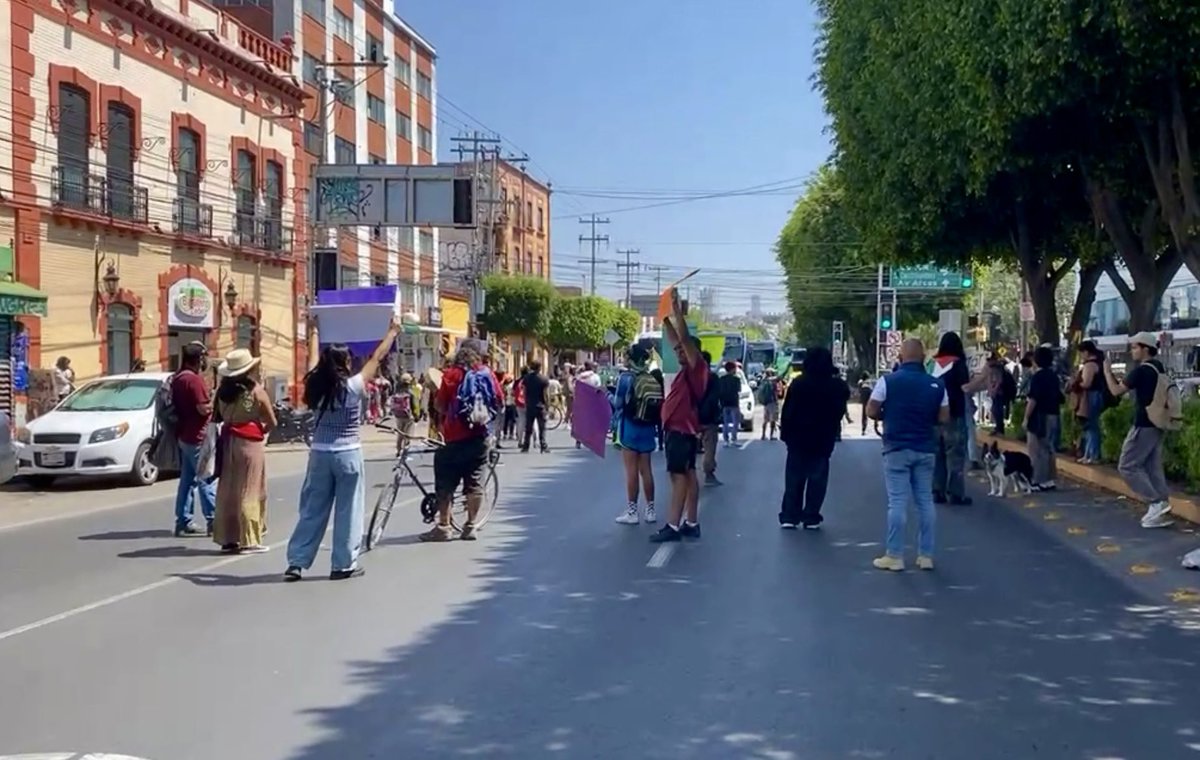 #Querétaro 🚫 | Artesanos bloquean avenida Zaragoza en el Centro Histórico 🧺 

• Integrantes del colectivo “ElaborArte Manos Vivas” exigen diálogo con autoridades tras la clausura de su espacio cultural. 👉🏽 is.gd/vjp8Lw