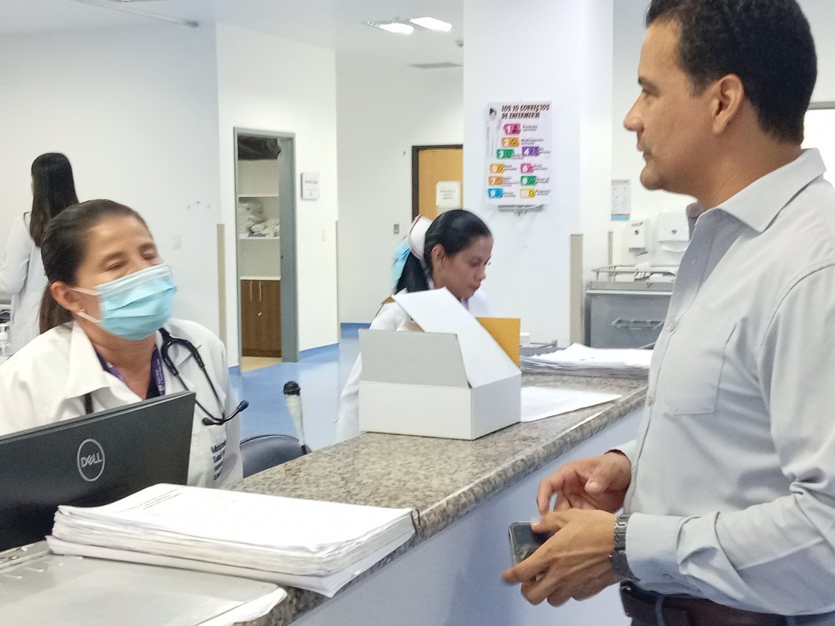 #ElNuevoEcuador | ✅ Autoridades del Hospital General Dr. Napoleón Dávila Córdova-Chone, realizaron supervisión en el servicio de Emergencia, donde se constató el flujo de pacientes y la atención brindada por parte del personal de salud.