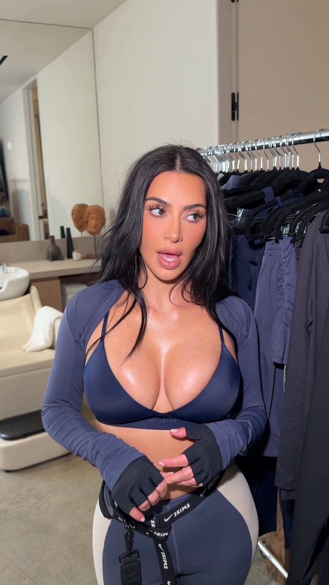 sirencrave's tweet photo. kim kardashian for skims https://t.co/DxzhFbY9CT