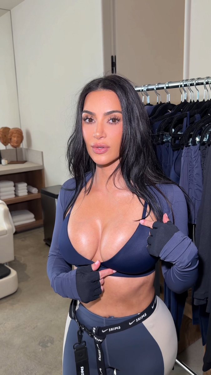 sirencrave's tweet photo. kim kardashian for skims https://t.co/DxzhFbY9CT