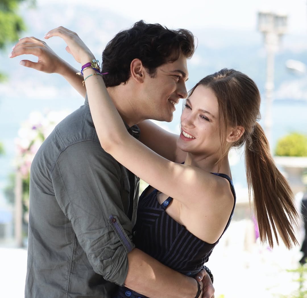 Aklıma bu ikiliden başka kimse gelmedi yıllardır tekrar partner olması çok istenen ikili serenay çağataydır.