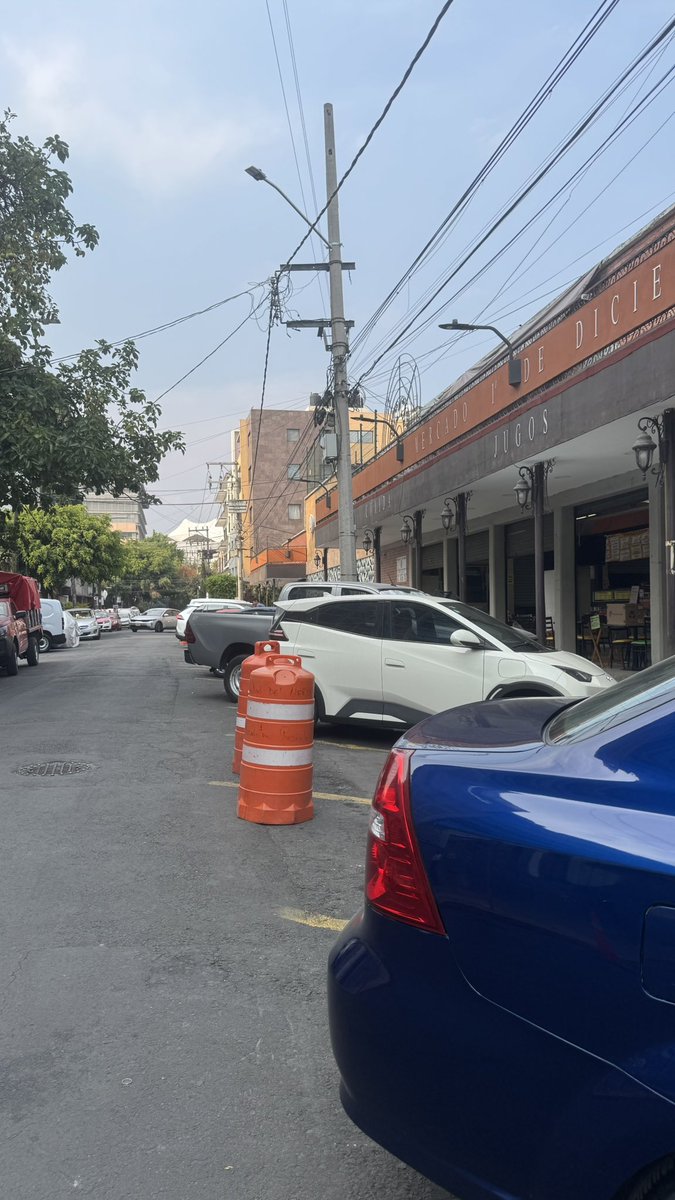 Freshytaa's tweet photo. Viene viene cobrando por estacionarse en la calle y apartando lugares 😒
📍mercado 1 de diciembre, Benito Juárez 
@UCS_GCDMX @SSC_CDMX @LaSEMOVI https://t.co/PkXfHbVacA