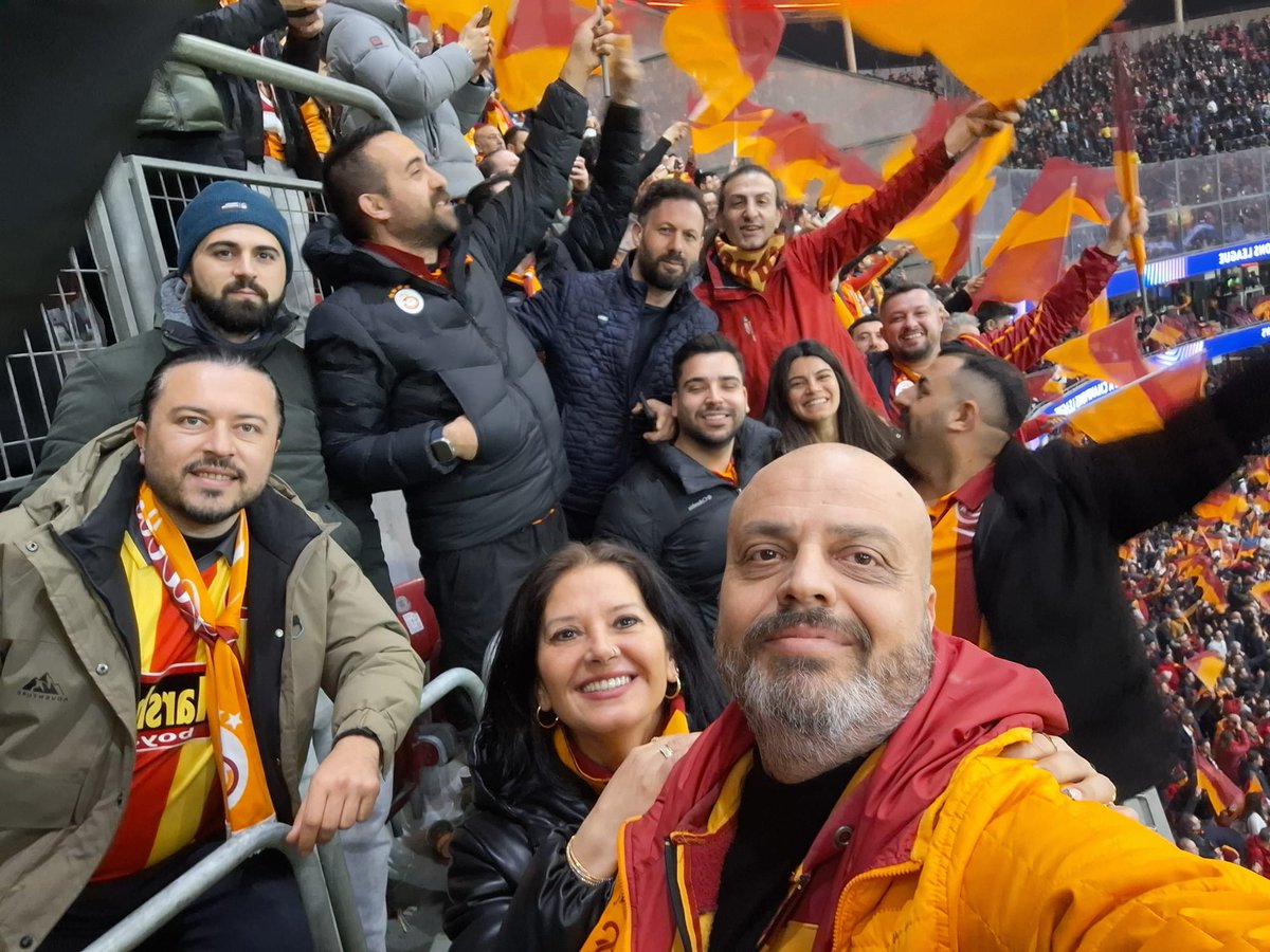 sevgiakbaba77's tweet photo. Geleneksel galibiyet pozumuz 💛❤️🧿🦁#GSvLIV @GalatasaraySK #galatasaray https://t.co/NQq16zg014