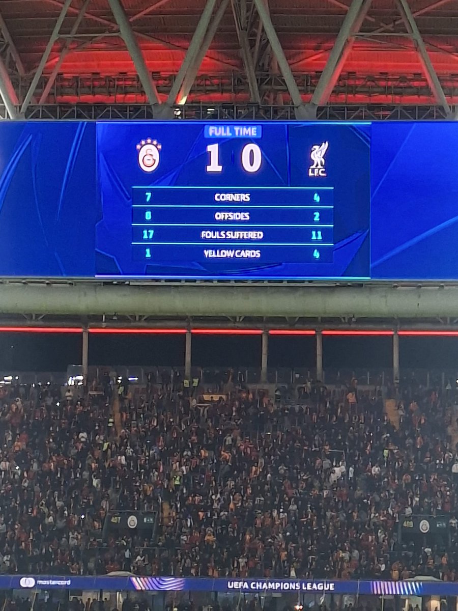 sevgiakbaba77's tweet photo. Geleneksel galibiyet pozumuz 💛❤️🧿🦁#GSvLIV @GalatasaraySK #galatasaray https://t.co/NQq16zg014