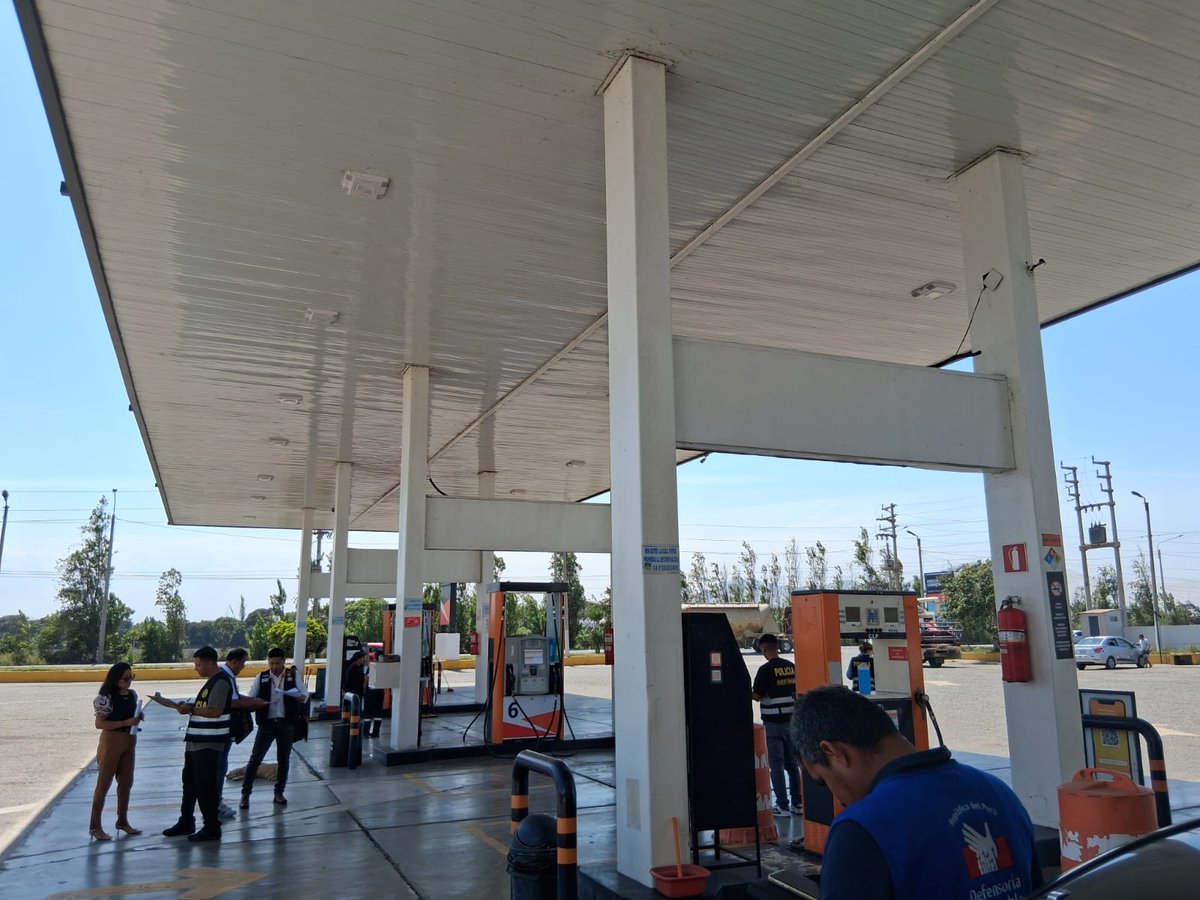 IndecopiOficial's tweet photo. 🚨#LOÚLTIMO | Fiscalía y PNP intervienen a propietaria de grifo ubicado en el km 443.5 de la Panamericana Norte, en Áncash, donde Indecopi, en un operativo de fiscalización, detectó una presunta irregularidad en el precio del combustible informado a los consumidores. https://t.co/mFml2TUdF5