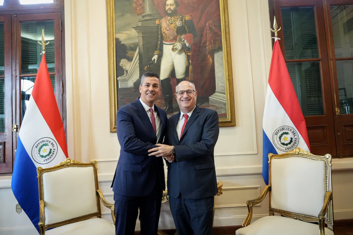 El ministro <a href="/cgfernandezv/">Carlos Fernández V</a> y el representante de #Paraguay🇵🇾 ante el Grupo <a href="/el_BID/">Banco Interamericano de Desarrollo</a>, <a href="/javiercharotti/">Carlos Javier Charotti</a>, acompañaron al jefe del Estado, <a href="/SantiPenap/">Santiago Peña</a>, en la reunión con el presidente del Grupo BID, <a href="/igoldfajn/">Ilan Goldfajn</a>, en el Palacio de Gobierno, durante la cual abordaron los proyectos de