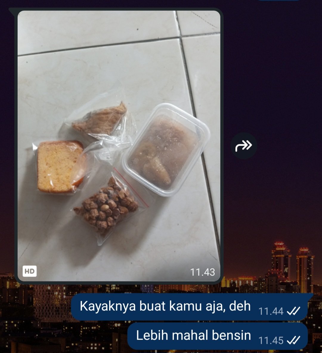 piexxie's tweet photo. Pembagian mbg di sekolah harus ambil sendiri, sempet nitip ke temen yang deket. Tapi slalu emang gini doang mah emot banget jauh-jauh ke sekolah cuma dapet menu yang gizinya miris. 10k juga gak nyampe kalau ginian doang, kocak. Mana buahnya, mana proteinnya? https://t.co/FEFHJ2rui2