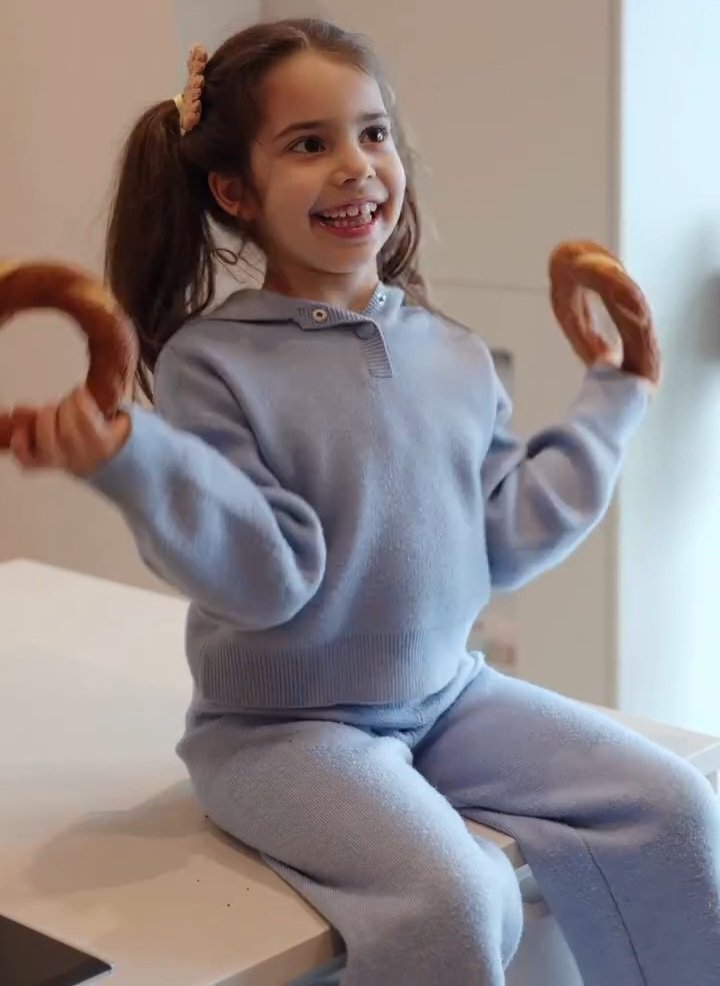 fcercelgamze's tweet photo. simit sevgisi 🤤🫠🫶🏻

#AylinMavi https://t.co/CKtSEqu3fu