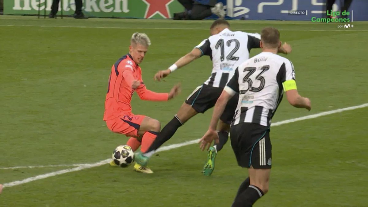 PavelFdez's tweet photo. ⁉️ ¿Está fuera de tiempo el penalti sobre Olmo?
‼️ ¡No!
⌚️ El árbitro añade 4 minutos
🔄 El Newcastle realiza un cambio en el añadido
⏳ El árbitro debe conceder 30 segundos mas por cada ventana de cambios
💥 El penalti se cometió en el 94 y 20 segundos
⚽️ #NewcastleBarça
🏆 #UCL https://t.co/ZMbjQgRN6P
