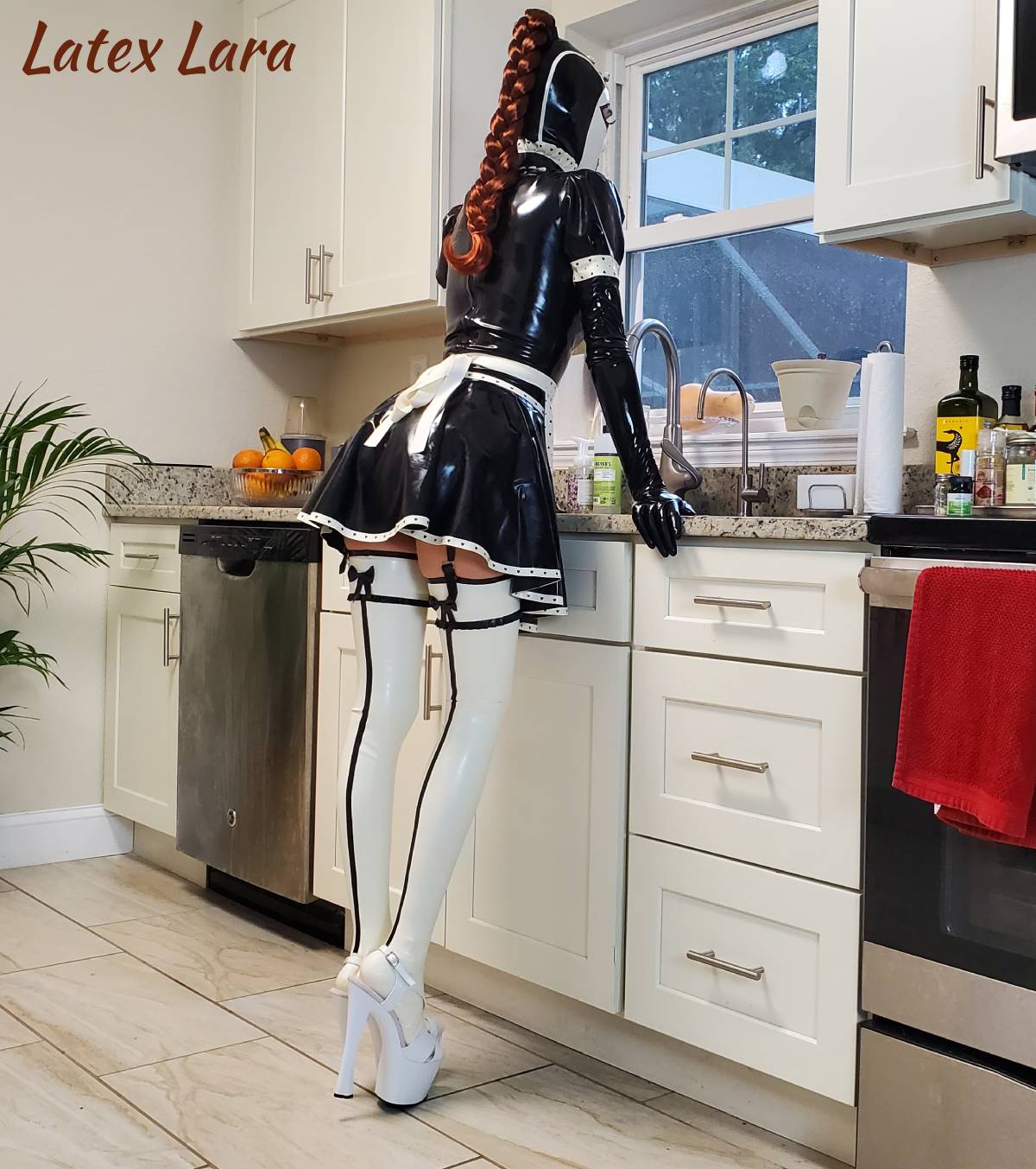 The Latexmaid is dreaming again, instead of washing Dishes?! Wait until the Latex Housemaster @rubber_jeff_ catches her doing that. #latexmask @FeiticoMasks #latexmaid #latexmaidoutfit @westward_bound #latexsstockings @cathouseclothes https://t.co/YWx8oCtpqe