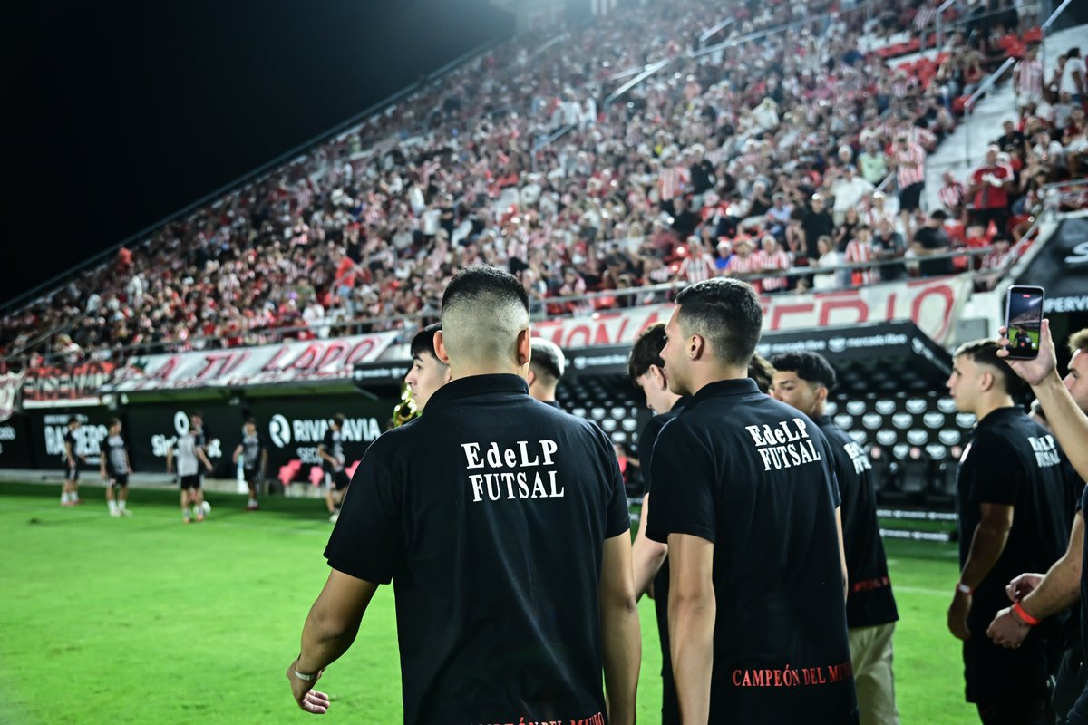 edelpclub's tweet photo. 🏆 ¡Arriba la copa! En el último partido en UNO, el equipo de futsal celebró el campeonato y el ascenso a la Primera D de AFA, tras una gran campaña con triunfos sobresalientes. ¡Felicitaciones y vamos por más! 👏 https://t.co/SzrvKXpugN