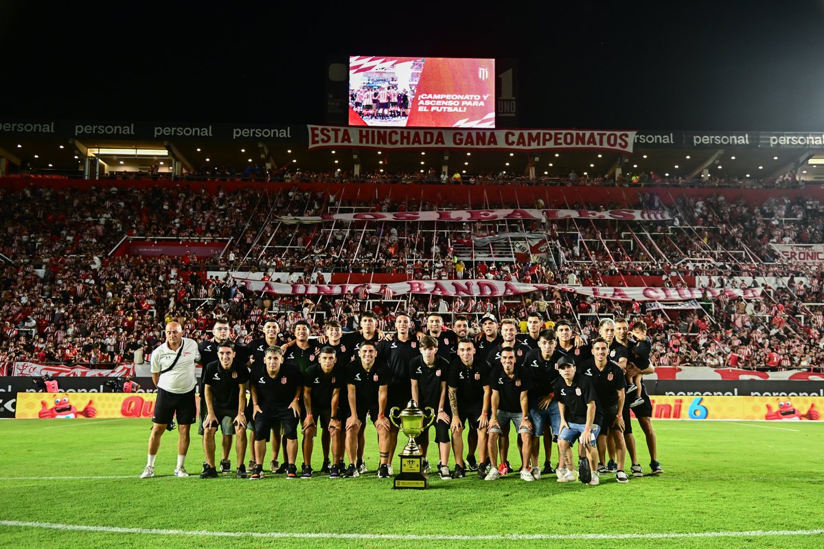 edelpclub's tweet photo. 🏆 ¡Arriba la copa! En el último partido en UNO, el equipo de futsal celebró el campeonato y el ascenso a la Primera D de AFA, tras una gran campaña con triunfos sobresalientes. ¡Felicitaciones y vamos por más! 👏 https://t.co/SzrvKXpugN