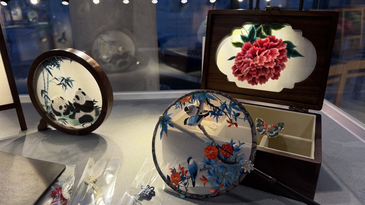 ChinaDaily's tweet image. #ChineseCulture The exhibition "Suzhou Embroidery: The Awakening of a 1,000-Year Tradition" held its opening ceremony on Tuesday at the Royal Geographical Society in London, showcasing collaborative works by visionary artist Wu Jian'an and Suzhou embroidery masters Yao Huifen and