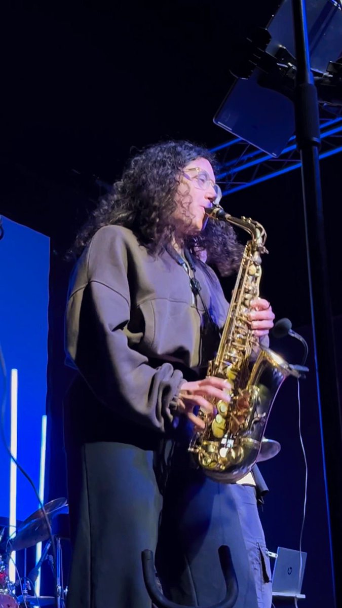 lakameband's tweet photo. Gràcies a les col·laboracions que vau pujar a l’escenari: La Nuria 🎷 i L'Elena 🎤

I sobretot, gràcies a vosaltres per venir, per cantar-ho tot i crear l’ambient brutal que es va viure durant tot el concert🫶

Aquesta nit a la Nau Bostik quedarà per sempre amb nosaltres❤️ https://t.co/NpqYAQMsOE