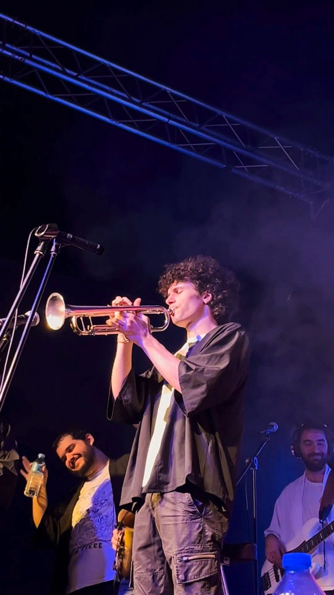 lakameband's tweet photo. I estigueu atents, perquè això no s’atura!!! 🌸👀 https://t.co/9zmVKNrwlT