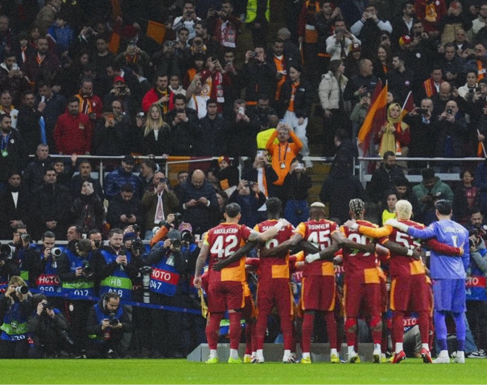 NostaljievimGS's tweet photo. Galatasaray’ı her an gündemde tutan, Galatasaray’ı her zaman sahnede ve ramp ışıkları altında tutan asıl güç; kurucularının kişiliğinde, taraftarında ve kültür yuvasında gizlidir. https://t.co/ThTArFGQx0