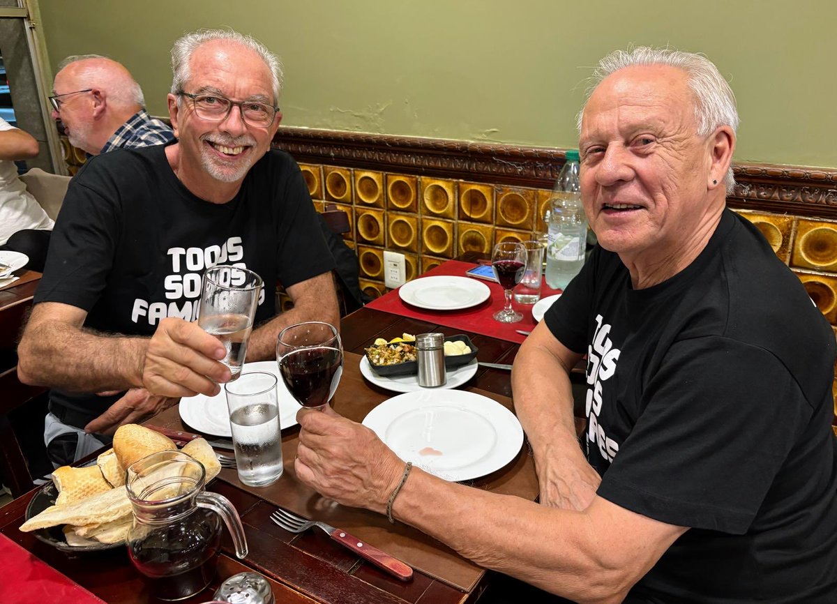 albertosilvauy's tweet image. En el Encuentrazo x #Memoria, junto a #MarianaZaffaroni en el #MAM, la premisa #TODOSSOMOSFAMILIARES, nos acompañó.
Y la frase que hace años propuse y Gustavo ”Garza” Cabrera dijo “es esa” reunidos en torno a una mesa en #Tasende, volvió a reunirnos en una mesa de #LaMarañada…