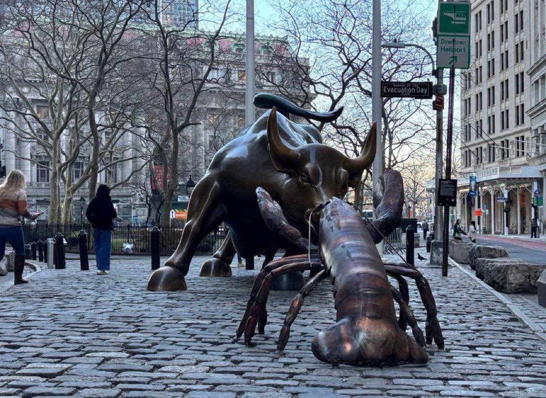 slvppy's tweet photo. Who put a lobster outside of wallstreet? 🤣 https://t.co/PrMasqJy2o