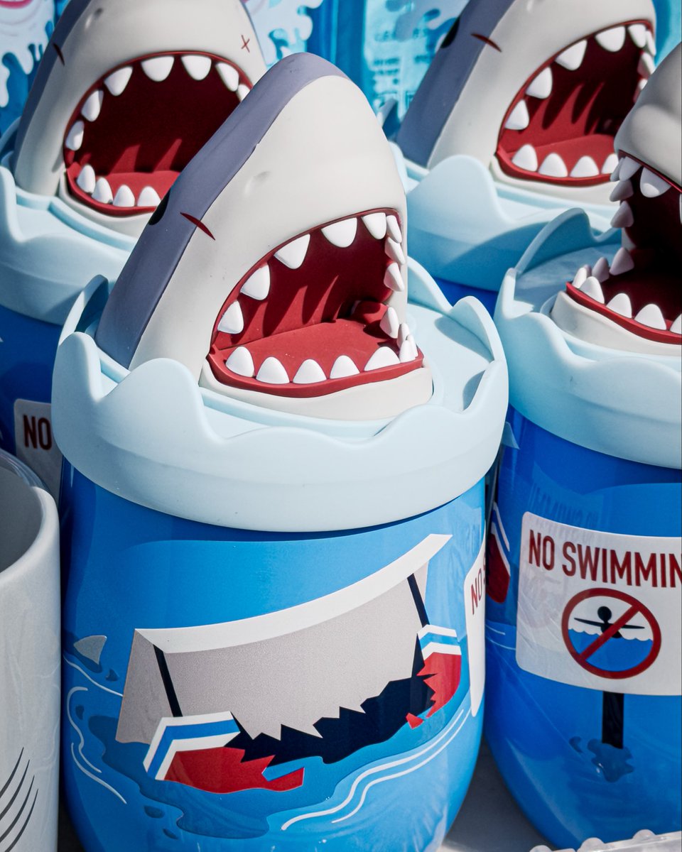 usj_me's tweet photo. 🦈ジョーズアトラクション前カート
 
明るい日差しに照らされて、カチューシャやグッズがいつも以上にキラキラして見える
ユニバに来た！って実感が湧く瞬間です
 
#USJファン #ユニバ #USJ #Jaws https://t.co/fFlafQCqfA