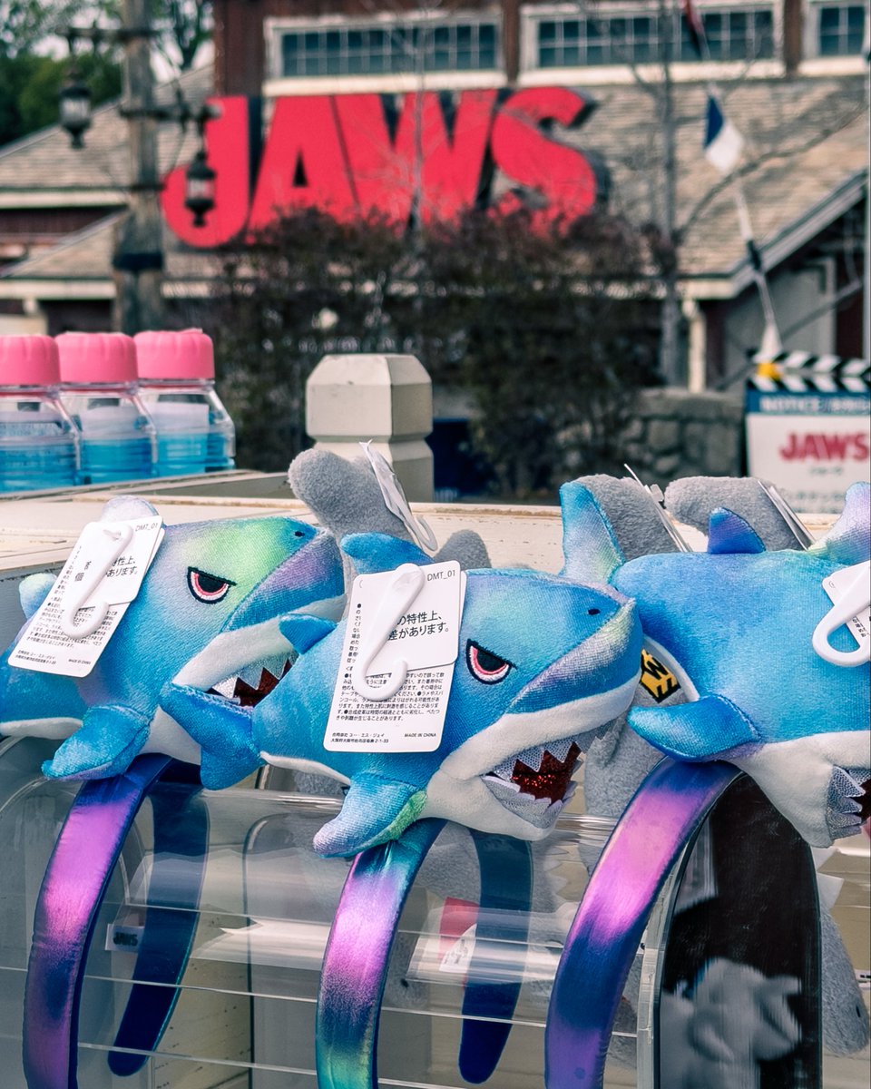 usj_me's tweet photo. 🦈ジョーズアトラクション前カート
 
明るい日差しに照らされて、カチューシャやグッズがいつも以上にキラキラして見える
ユニバに来た！って実感が湧く瞬間です
 
#USJファン #ユニバ #USJ #Jaws https://t.co/fFlafQCqfA