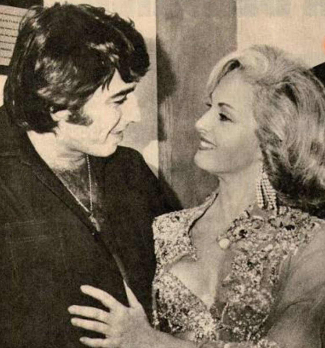 OrneHoyer's tweet photo. #Recordando a la #Actriz #IranEory en la película 🎥
#Argentina #Muchacho de 1970
Junto al #actor #Comediante
#sandro #RecordandoActores
#ActoresDelCineDeLaEpocaDeCineDeOroMexicano2 📰 https://t.co/ZgxxGUK1E9
