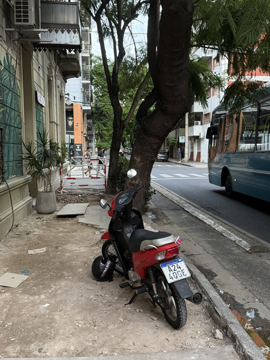 irune_'s tweet photo. Ante quien corresponda: se solicita el paradero del “Sentido Común”. Salta y Paraguay, todo roto, sin pasarela, te tenes que bajar a la bicisenda para llegar a la senda peatonal. Centro de rehabilitación + gente mayor o con problemas de movilidad..Un poquito de empatía…. https://t.co/RgJ4WotmLJ
