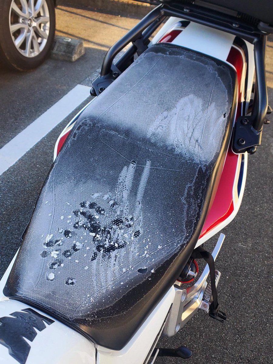 MsLABO6's tweet photo. シート真っ白け
伊勢も寒い朝です
#CB1300SB https://t.co/1QnnntRglD