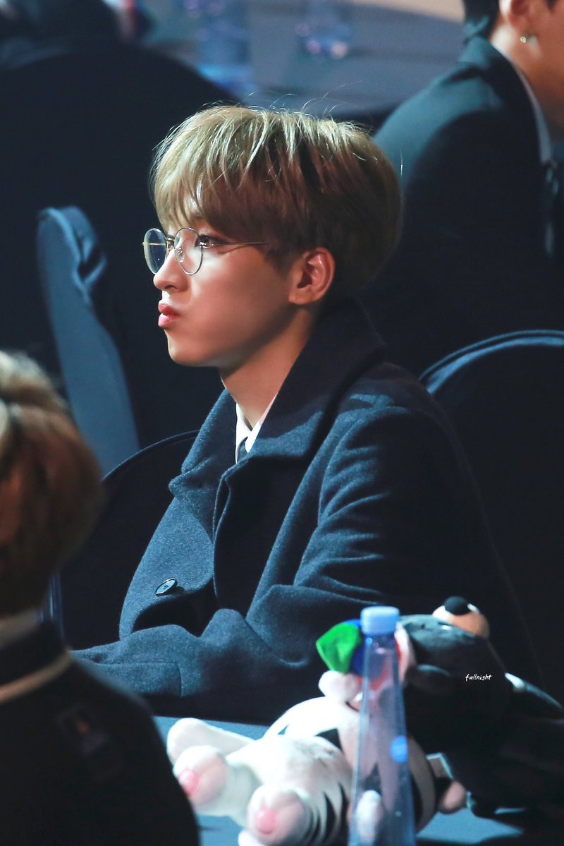 원우시+8 지각 ㅠㅠㅠ
열심히 일하고 난 이따 영화보러 간다~ 
원우도 영화보러 올래? 제 티켓드릴게여😘
오늘도 힘내고 사랑해💜