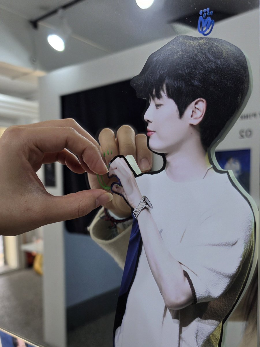 SilverMuse_0614's tweet photo. 배우님 사진들로 가득한 공간과 귀여운 네컷 디자인까지! 평소 제 사진을 인화할 일이 없는데 덕분에 좋은 추억 하나 남기고 갑니다🩵
이벤트 열어주셔서 감사해요!
배우님이 예쁘게 찍어주신 네컷 사진 포즈도 손민수해서 찍기😝

#햇살보다_눈부신_규원
#열다섯번째_감성규원
#GSKW_15th_congrats https://t.co/vZ6EVqnp3l