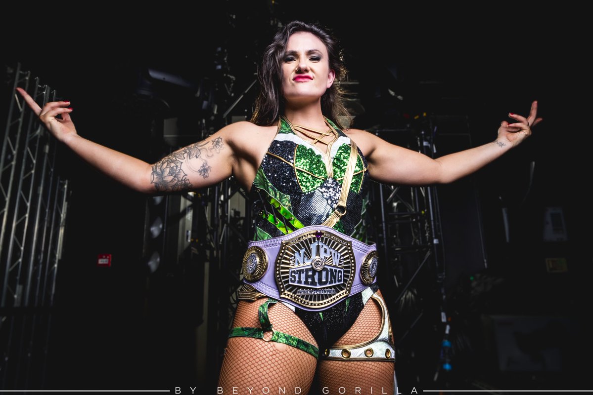 Alex Windsor アレクス・ウィンザー tweet media