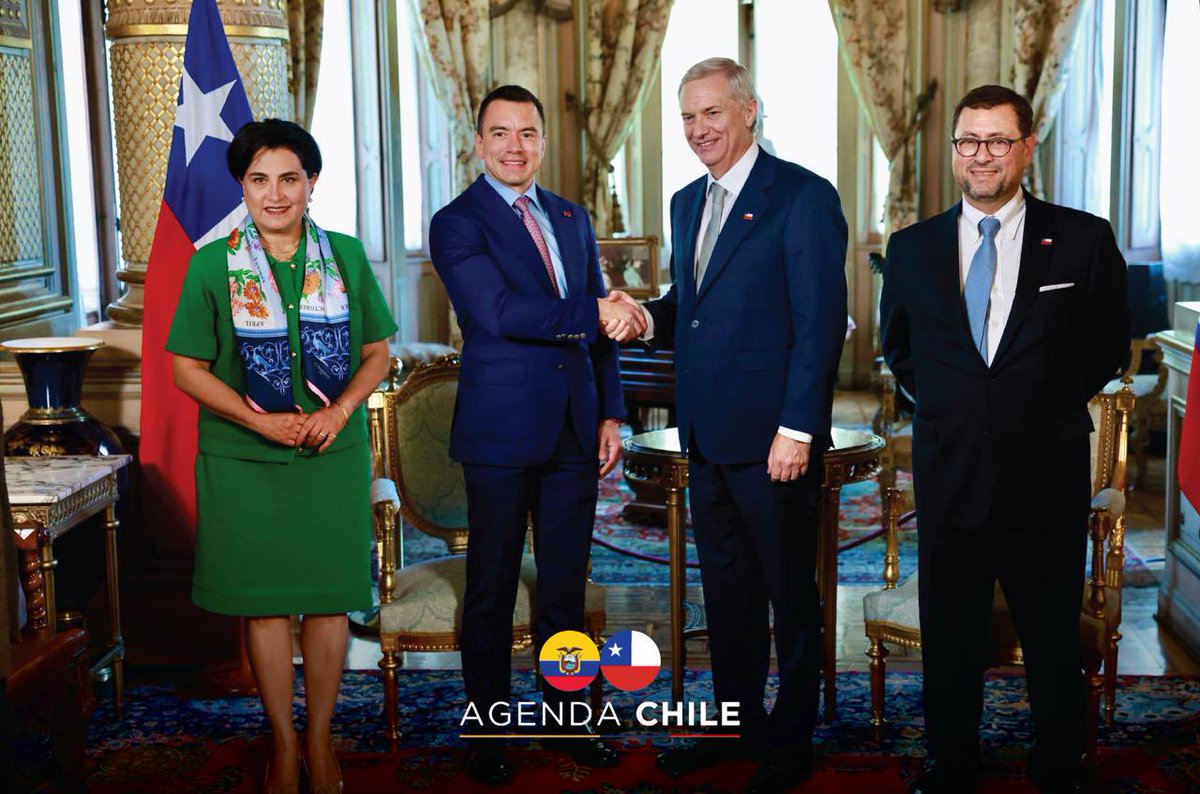 CancilleriaEc's tweet photo. #AgendaChile

Este martes, la canciller @gabisommerfeld acompañó al presidente @DanielNoboaOk en una reunión bilateral con el presidente electo de Chile, José Antonio Kast. https://t.co/cE3XzxCA0a