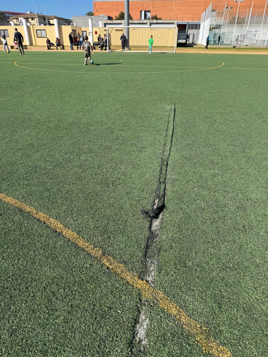 JuanToAragon's tweet photo. No podríamos acabar si continuará con el abandono que @PPAytoSevilla tiene al Parque Alcosa estas imágenes son de este mismo fin de semana.

Un peligro para lo niños y niñas que práctican a diario deporte en las instalaciones del CD Alcosa https://t.co/CmTp4Osu9c