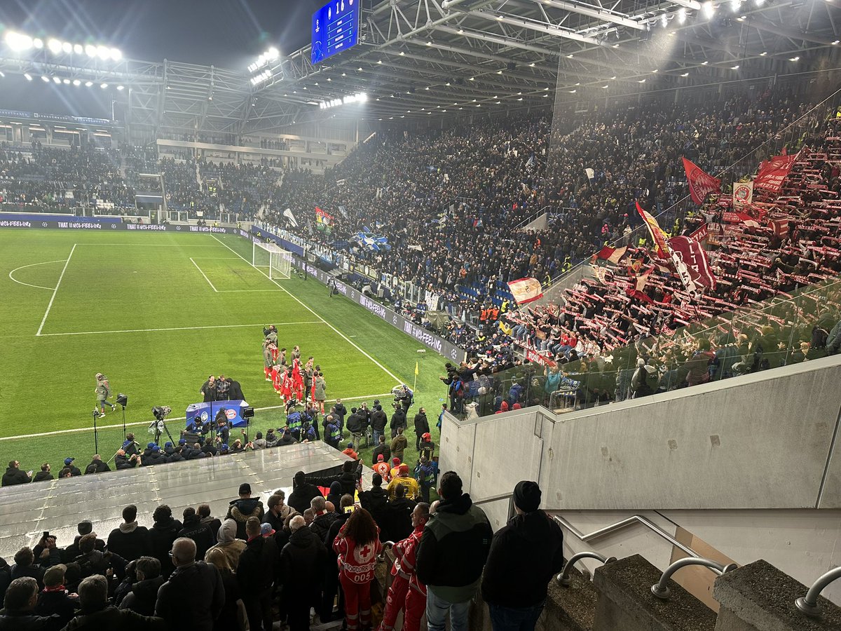 Die Mannschaft des <a href="/FCBayern/">FC Bayern München</a> feiert mit den Fans den klaren 6:1-Erfolg in Bergamo #ATAFCB