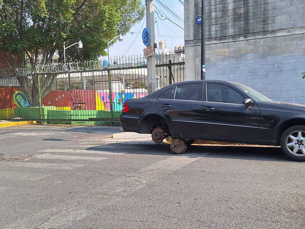 alexaaha's tweet photo. @UCS_GCDMX @ClaraBrugadaM @SSC_CDMX @telediario @nmasforo Calle villa del rosario esquina lateral periférico norte 121,  col. Pradera 2, gam, enfrente de primaria Roberto Oropeza Najera entre aguacate y villa del rosario,es un mercedes benz negro, urge por favor https://t.co/zfN6vR7sXs